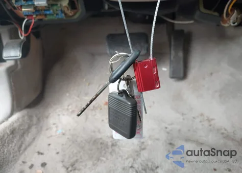 1996 Lincoln Town Car Executive z USA, uszkodzony, nr VIN 1LNLM81W5TY646462